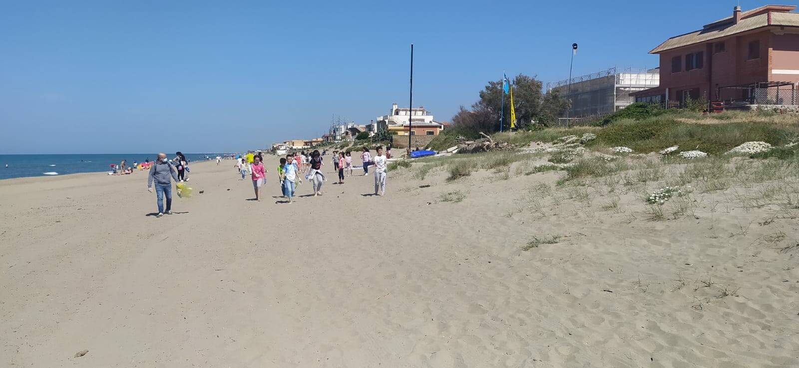 Il litorale di Torvaianica ripulito dai rifiuti: oltre 100 volontari in azione