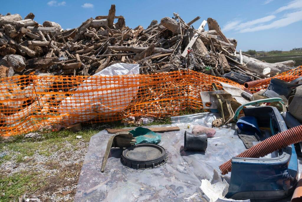 Cumuli di rifiuti dal Tevere alle scogliere di Fiumicino: raccolte 150 tonnellate
