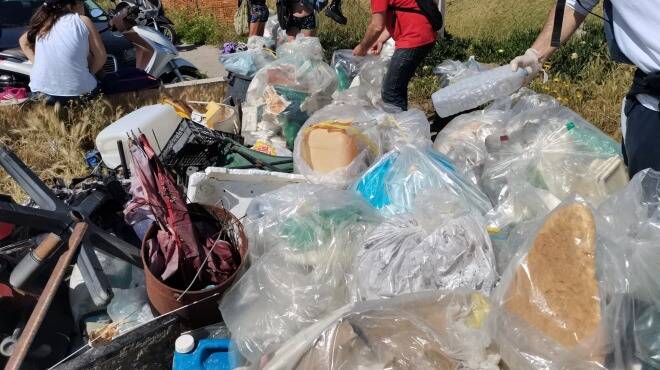 Volontari in azione alla riserva di Focene Sud: raccolti oltre 50 sacchi di rifiuti