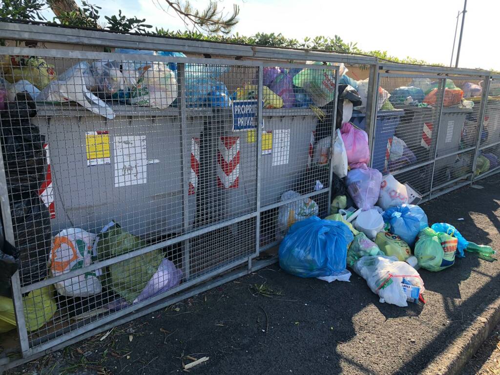 Santa Marinella soffocata dai rifiuti: scattano controlli e multe per gli incivili