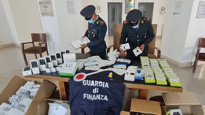 Latina, sequestrati 40mila auricolari e caricabatterie contraffatti: giro d’affari di 50mila euro