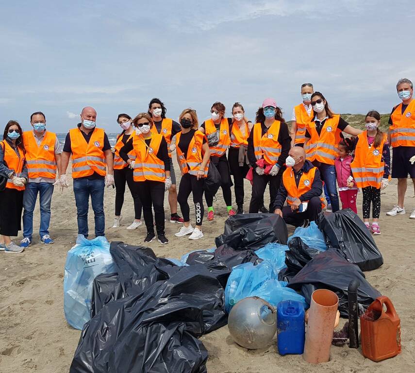 Latina, montagne di rifiuti a Rio Martino: i volontari del Siulp ripuliscono la spiaggia