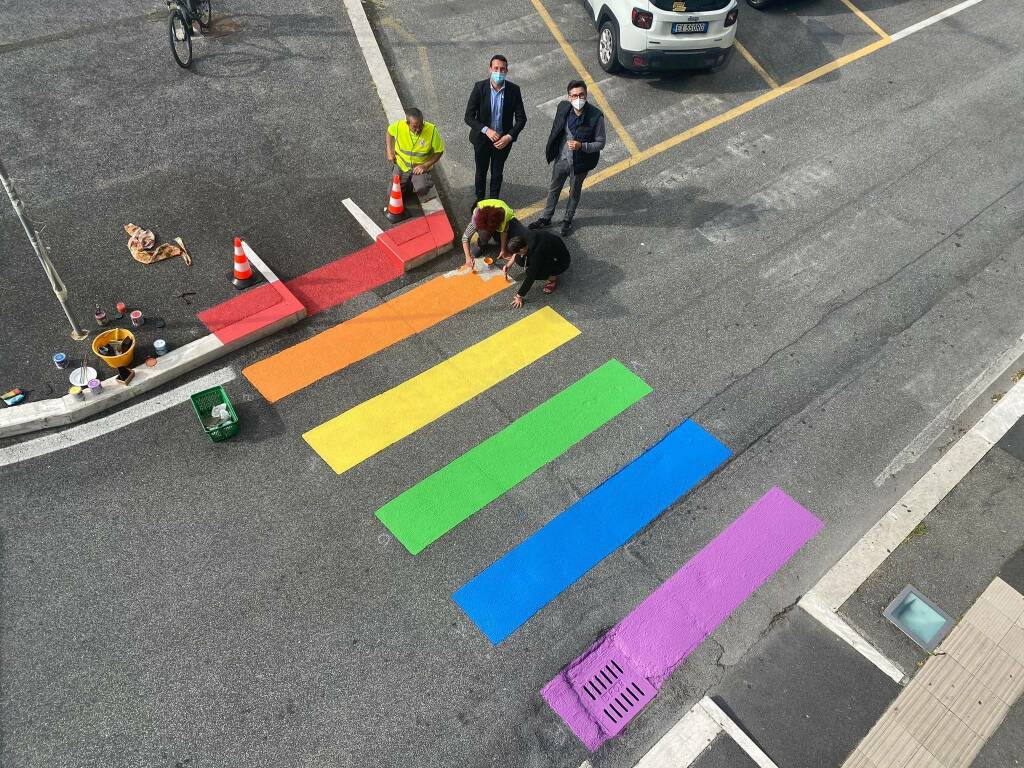 Fiumicino, “No Ddl Zan”: imbrattate le strisce arcobaleno contro l’omofobia
