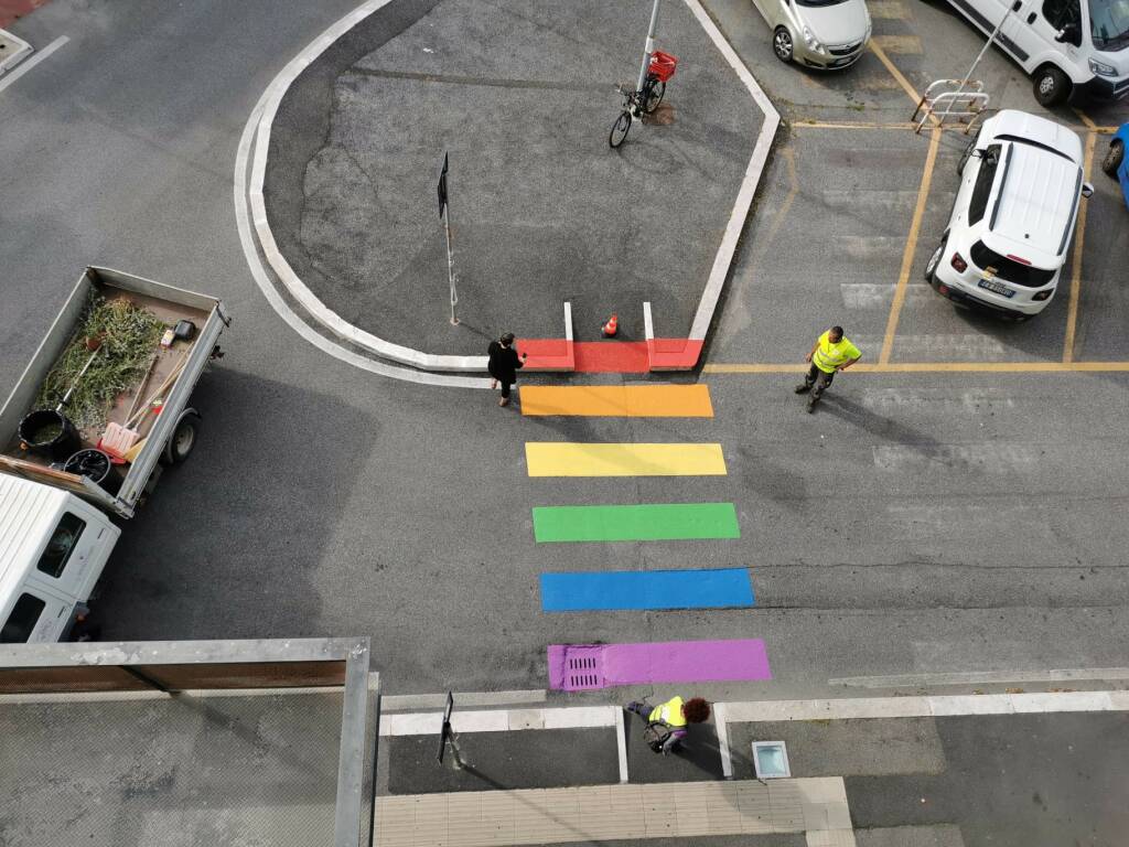 Fiumicino, la Lega: “Con le strisce pedonali arcobaleno il Pd riscrive il Codice della Strada”