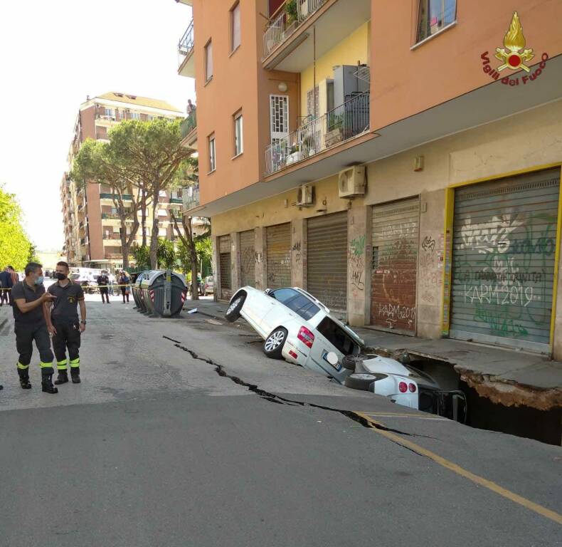 Roma, maxi voragine si apre a Torpignattara: inghiottite due auto