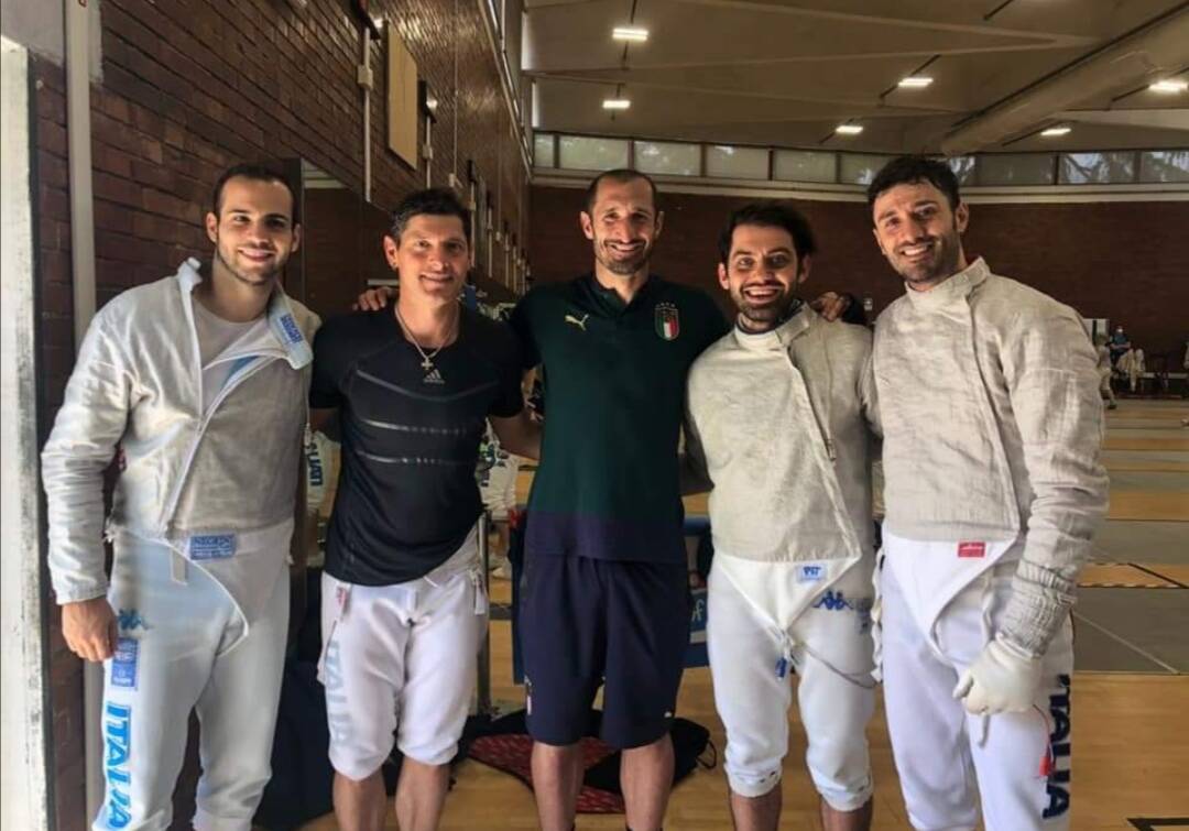 L’Italia dei campioni: l’incontro tra Chiellini e la squadra maschile di sciabola