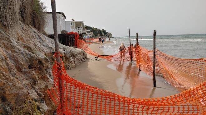 Anzio, il mare avanza e “mangia” la costa: allarme erosione e fuga di turisti