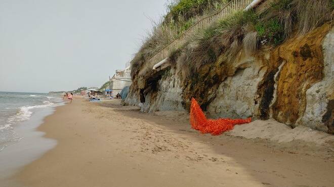 Anzio, il mare avanza e “mangia” la costa: allarme erosione e fuga di turisti