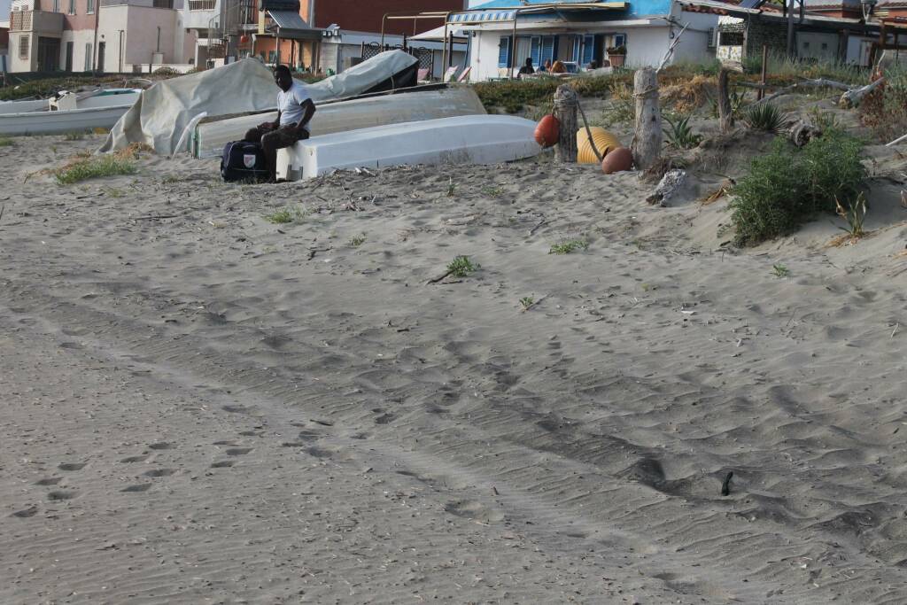 Il lungomare di Ardea ostaggio del degrado: ambulanti e abitazioni abusive tra le dune
