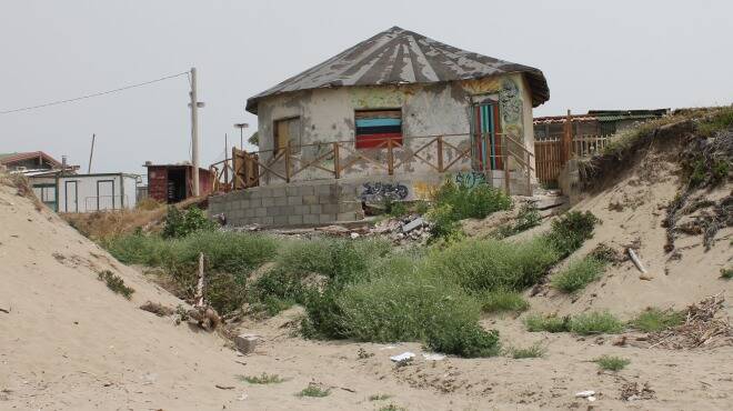 Il lungomare di Ardea ostaggio del degrado: ambulanti e abitazioni abusive tra le dune