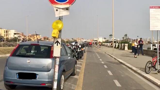 Ostia, caos sul lungomare: “auto in divieto di sosta e ciclisti sulla pista chiusa per lavori”