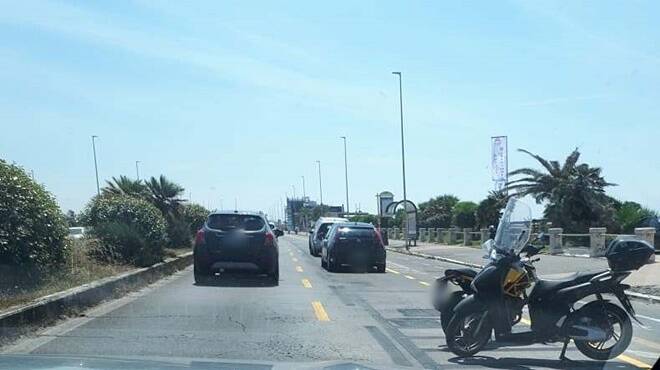 Ostia, sul lungomare scatta il divieto di sosta “ma le auto non lo rispettano”