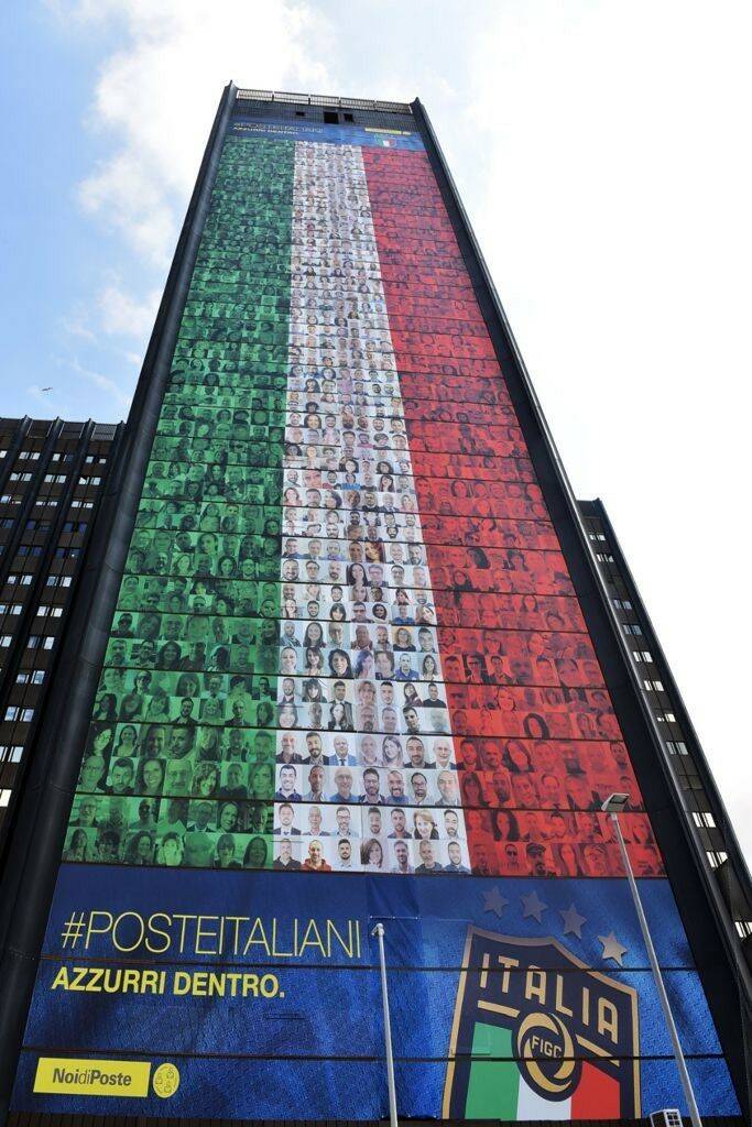 All’Eur un tricolore di 60 metri con le foto dei dipendenti di Poste Italiane per tifare gli Azzurri