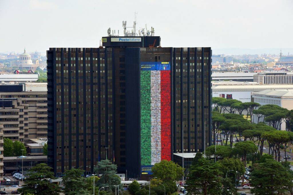 All’Eur un tricolore di 60 metri con le foto dei dipendenti di Poste Italiane per tifare gli Azzurri