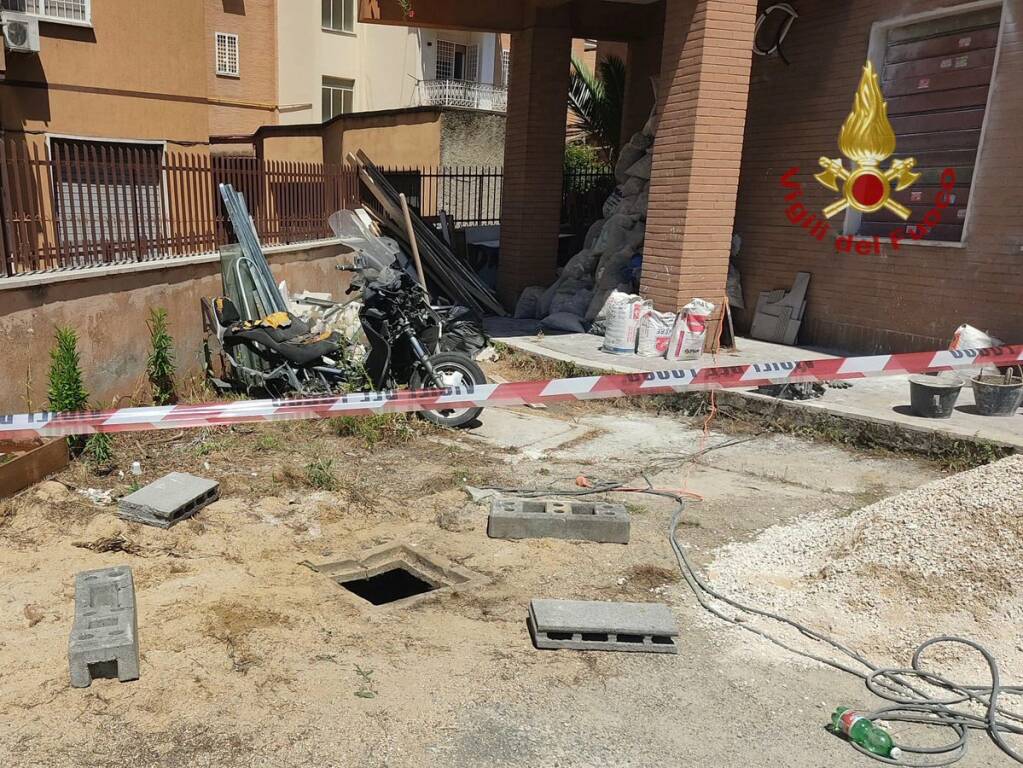 Roma, bimbo di tre anni precipita nel pozzo di un cantiere: salvato dai pompieri