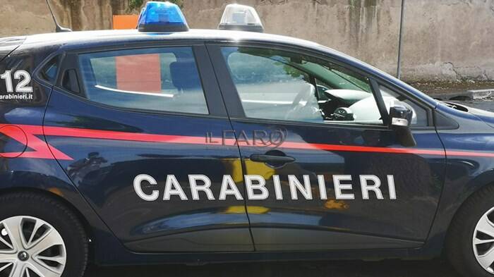 Latina, prende a botte la moglie e i carabinieri: arrestato marito violento
