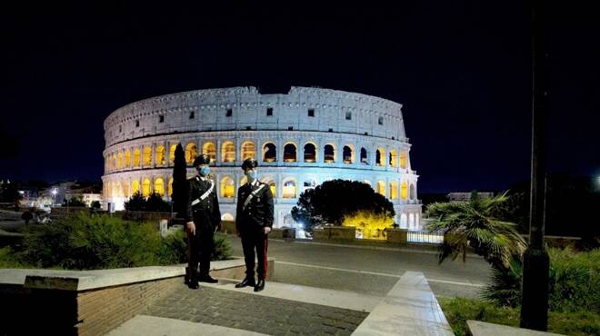 Roma, paura in via dei Fori Imperiali: senzatetto minaccia adolescenti con un coltello