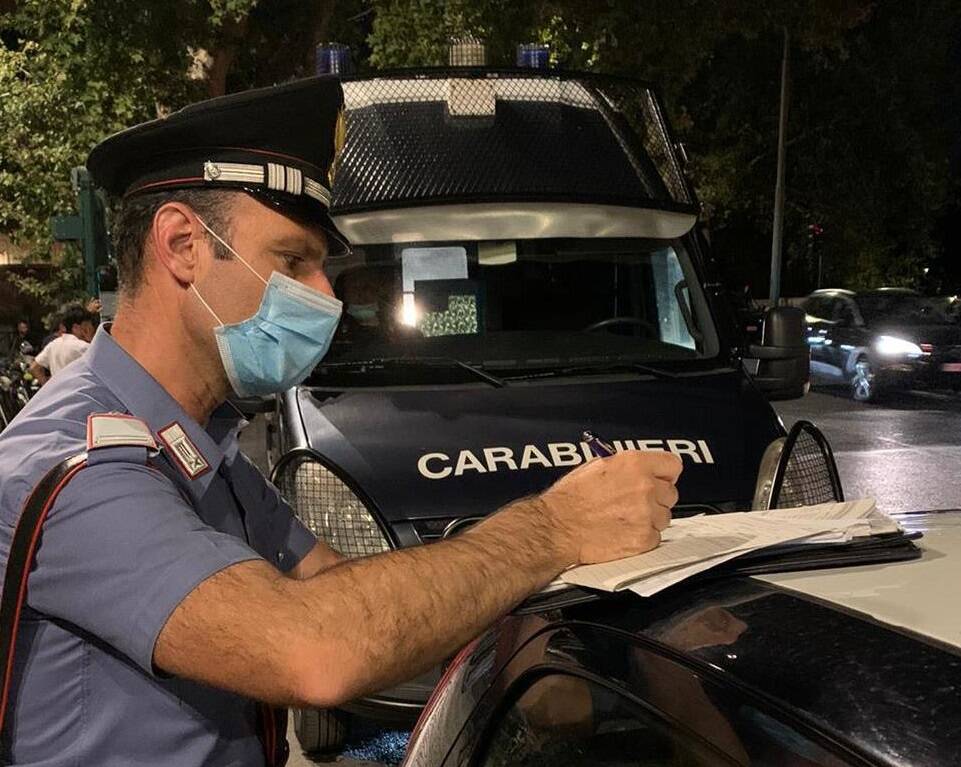 Roma, eccedono con l’alcol e scatta la rissa con cocci di vetro davanti la metro: arrestati