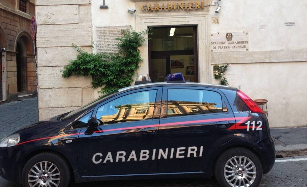 Roma, ubriachi strappano il tricolore dalla caserma dei Carabinieri: tre francesi denunciati