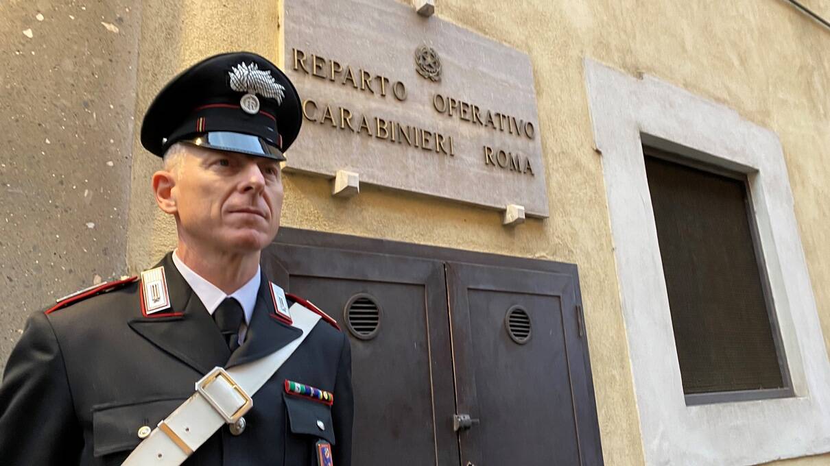 Roma, 5 mandati di arresto europeo per un truffatore internazionale: in manette