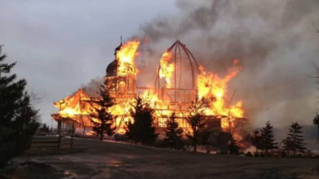 Canada, chiese date alle fiamme dopo il ritrovamento dei resti di bambini in scuole cattoliche