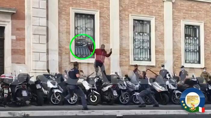 Roma, uomo armato di coltello a Termini: poliziotto spara