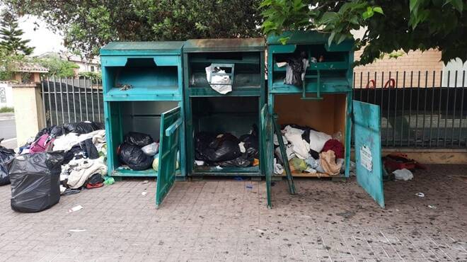 Fiumicino, l’appello di Cini e Bonanni: “Basta degrado intorno ai contenitori dei rifiuti”