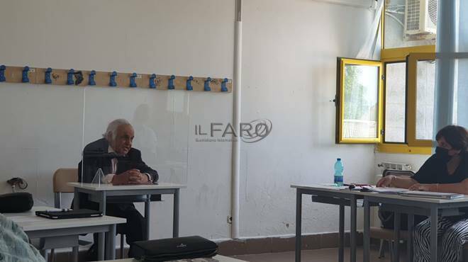 Fiumicino, l’esempio di Mariuccio che a 84 anni si diploma: “Ho voglia di imparare”