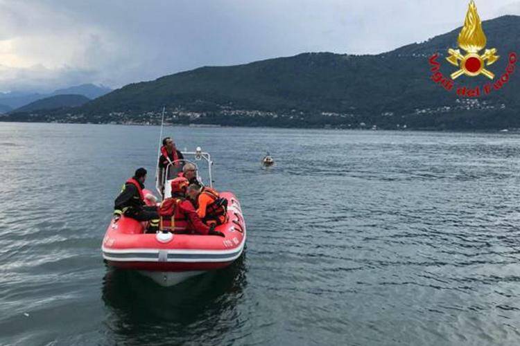 La barca a vela si capovolge e 4 ragazze finiscono nel lago di Bracciano: salvate dai Vigili del fuoco