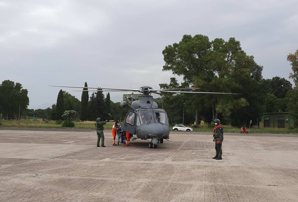 Ponza, uomo in pericolo di vita: atterra l’elicottero dell’Aeronautica Militare