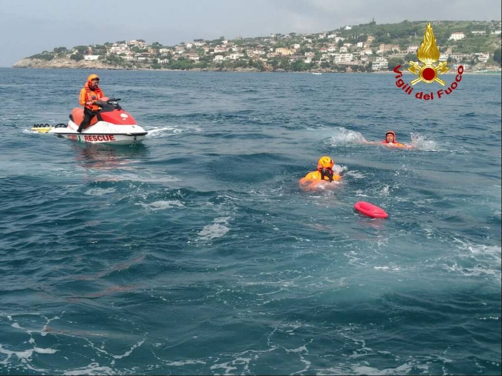 Allarme a Gaeta, uomo rischia di annegare ma è un’esercitazione dei Vigili del fuoco