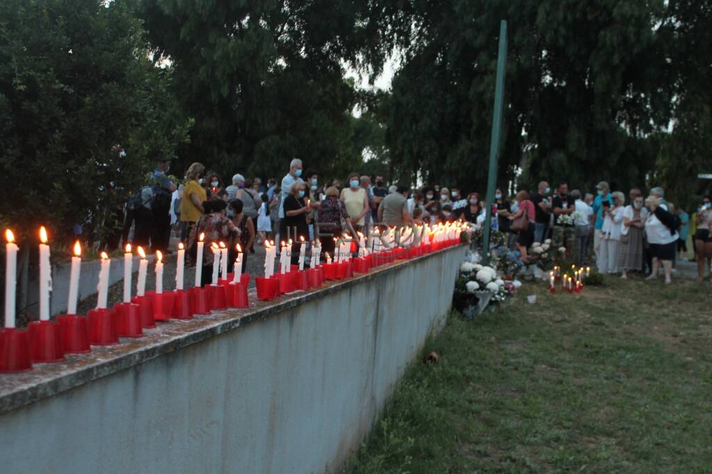 Centinaia di persone alla veglia di Colle Romito per ricordare le vittime della sparatoria