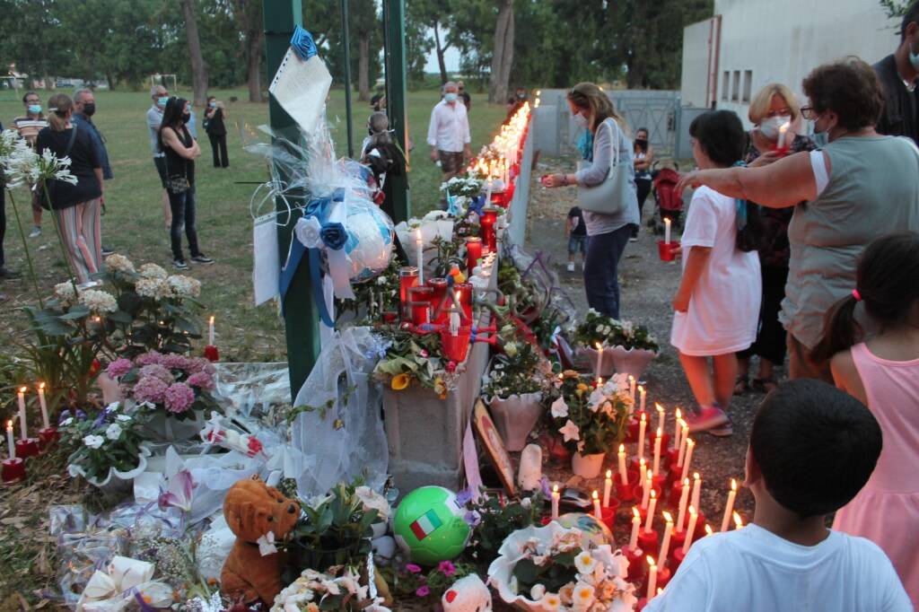 Centinaia di persone alla veglia di Colle Romito per ricordare le vittime della sparatoria
