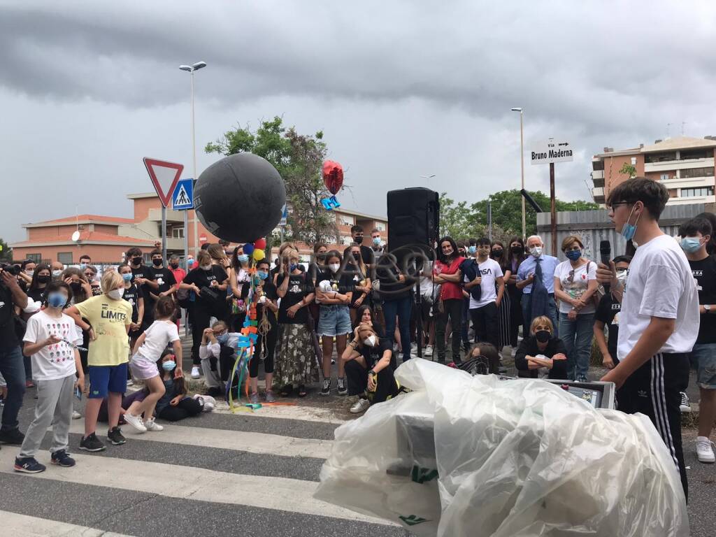 Infernetto, in centinaia al flash mob su via Cilea per ricordare Mattia Roperto