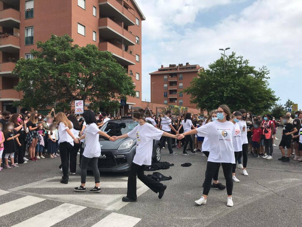 Infernetto, in centinaia al flash mob su via Cilea per ricordare Mattia Roperto