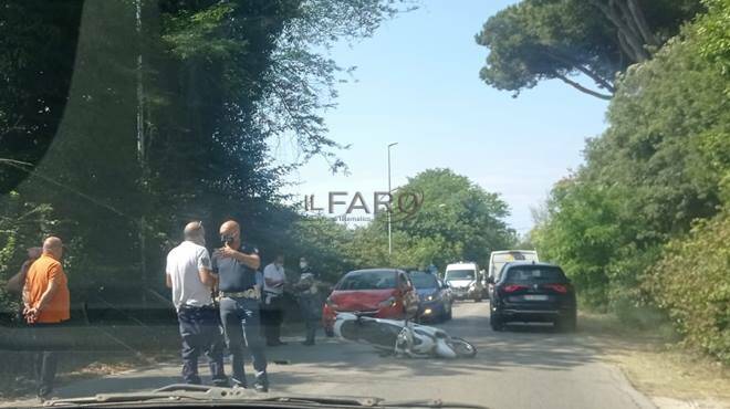 Fiumicino, frontale tra auto e moto: via Portuense bloccata