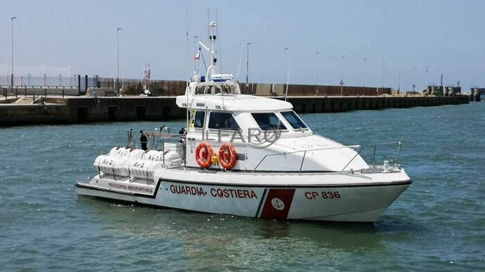guardia costiera porto canale fiumicino