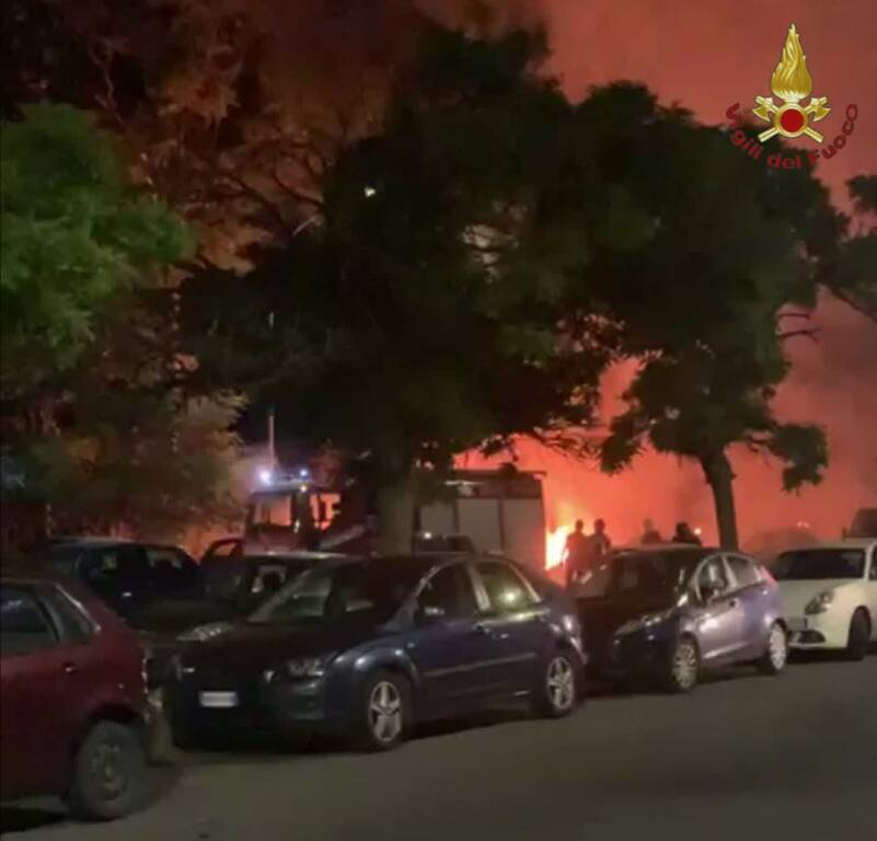 Notte di paura in via Moricca a Roma: a fuoco un camper e tre auto