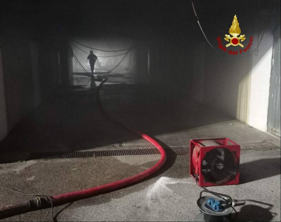 Latina, incendio nel garage di un condominio: distrutte due moto