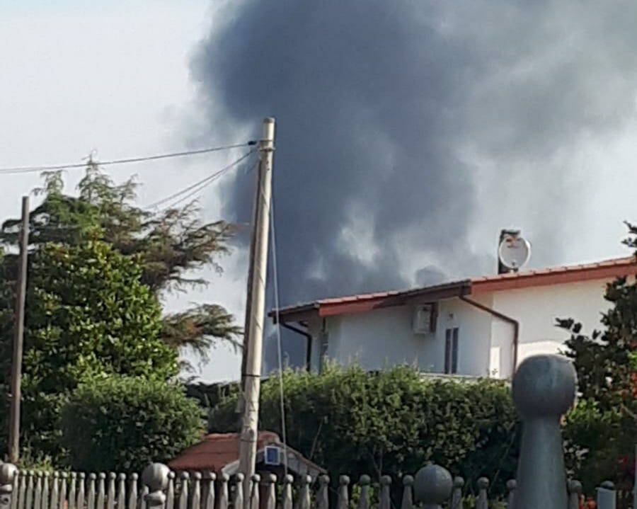 Incendio a Fiumicino, fiamme in via Cenni. Nube nera sul quartiere