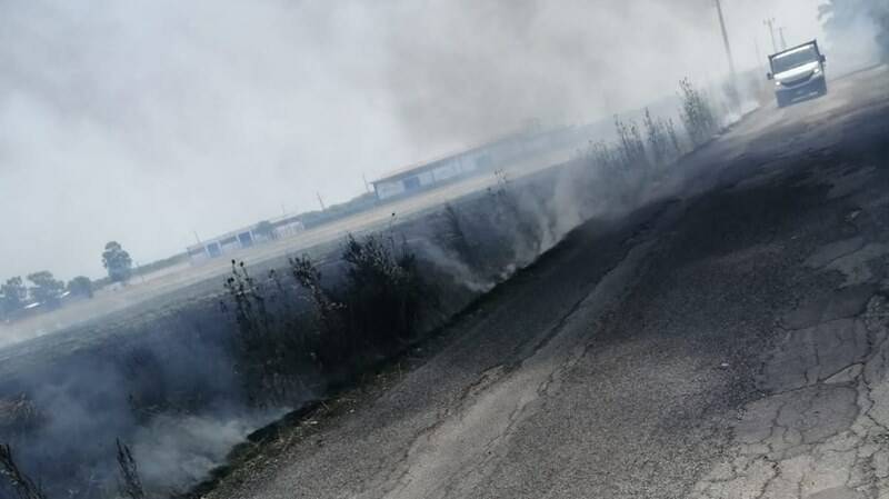 Aeroporto di Fiumicino, in fiamme ettari di sterpaglie in via della Corona Boreale