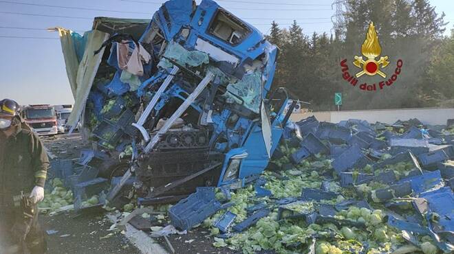 Incidente sulla A1, scontro fra due tir: un ferito, chiusa l’autostrada