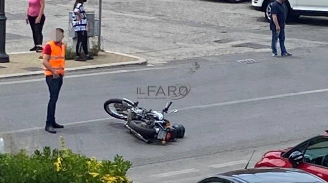 Incidente tra auto e moto a Tor San Lorenzo: ferito il centauro