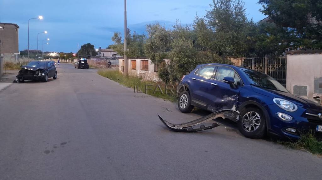 Scontro tra due auto ad Ardea, una finisce nella cunetta: due feriti