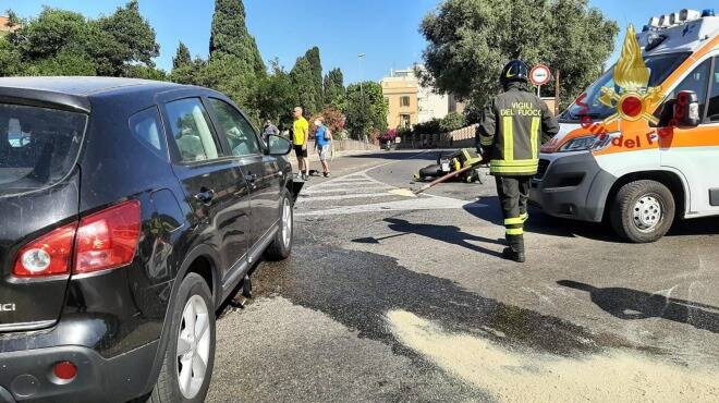 Civitavecchia, scontro tra auto e moto sul ponte delle Quattro Porte: ferito il centauro