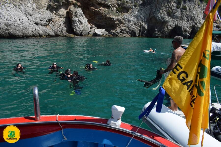 Sperlonga, sub “spazzini” dei fondali marini: raccolte decine di chili di rifiuti