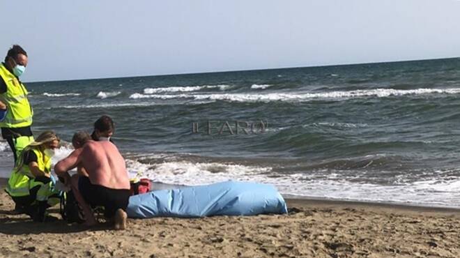 Tragedia sulla spiaggia di Ardea: 55enne si tuffa in mare e muore