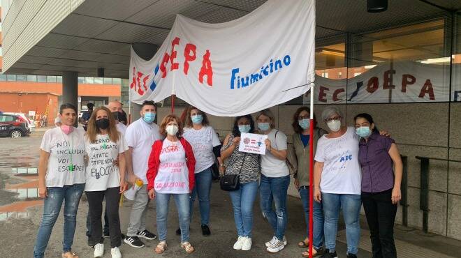 Fiumicino, operatori Aec in protesta sotto la pioggia ma il Comune non li riceve