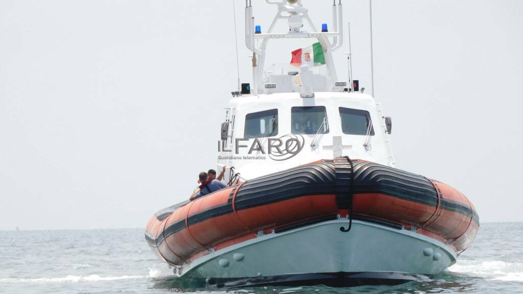 Traghetto prende fuoco a largo di Ponza: paura per le 30 persone a bordo