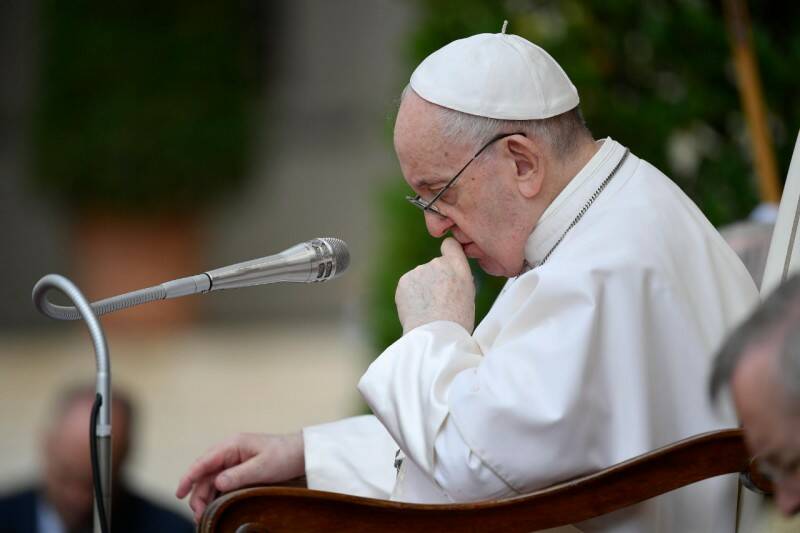 Vescovo appare nudo in un video a sfondo gay: il Papa lo rimuove dalla diocesi